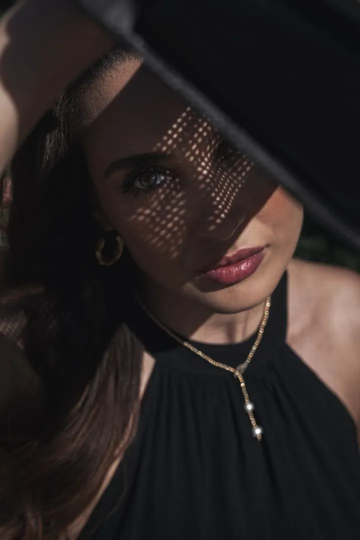 Ritratto di moda con l’ombra di un cappello a tesa larga