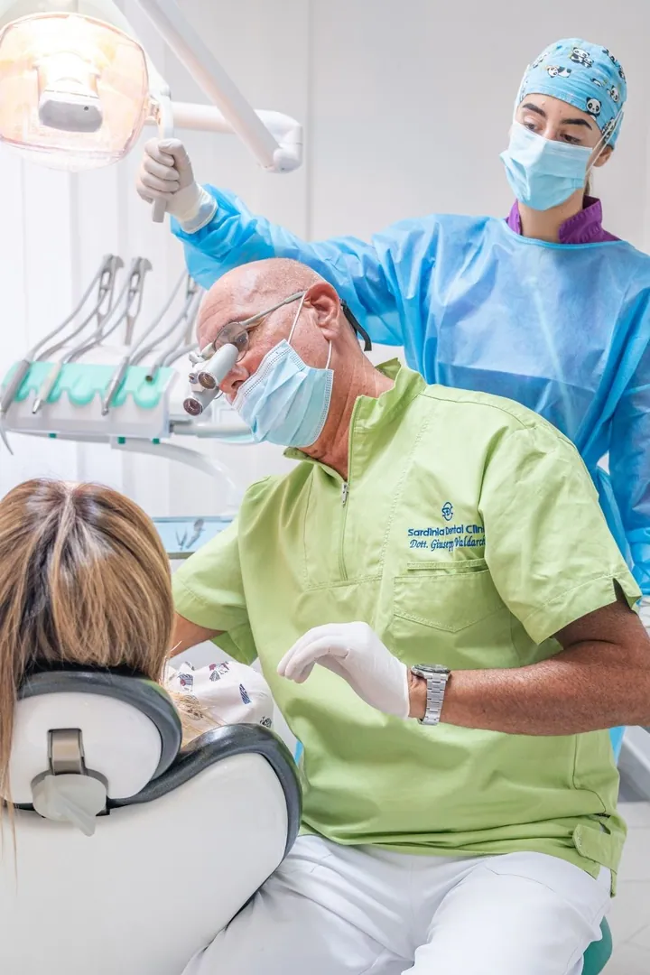 Dentista al lavoro su una paziente in studio