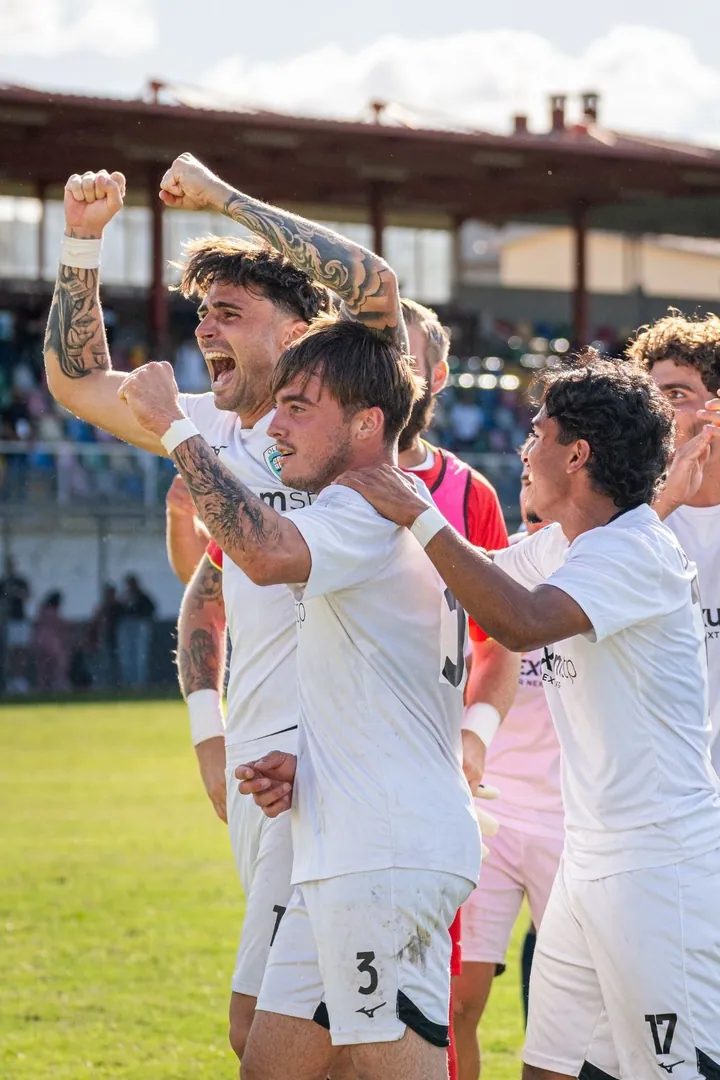 Giocatori che esultano abbracciati dopo un gol